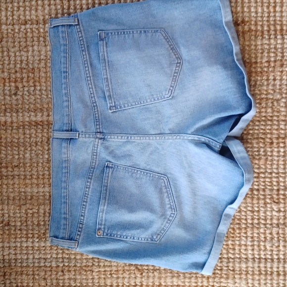 Old Navy distressed Jean shorts - Picture 4 of 5
